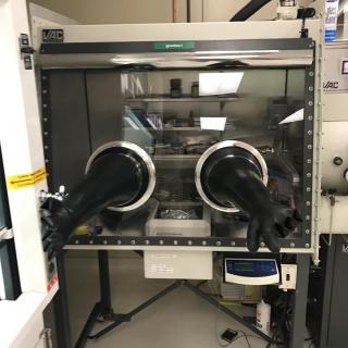 picture of glovebox-l